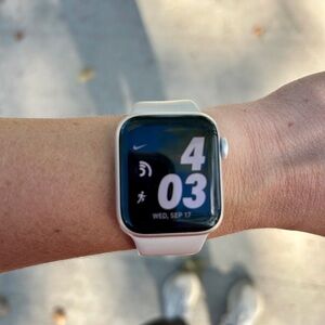 Apple Watch SE GPS 40mm Starlight Aluminum Case with Starlight Sport Band - S/M